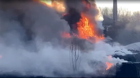 Incendiu la un depozit de materiale plastice din județul Argeș / FOTO-VIDEO