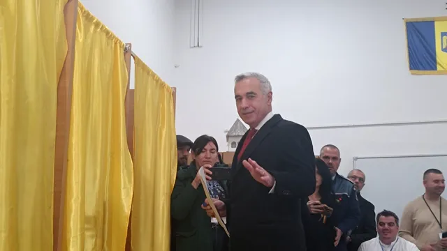 <span style='background-color: #2c4082; color: #fff; ' class='highlight text-uppercase'>VIDEO</span> Câștigătorul primului tur al prezidențialelor, Călin GEORGESCU, a votat în Mogoșoaia. „Am votat pentru pace, nu pentru război”
