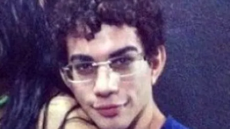 Toată lumea îl credea cel mai mare tocilar. „Asta până se uită la femeia de lângă mine