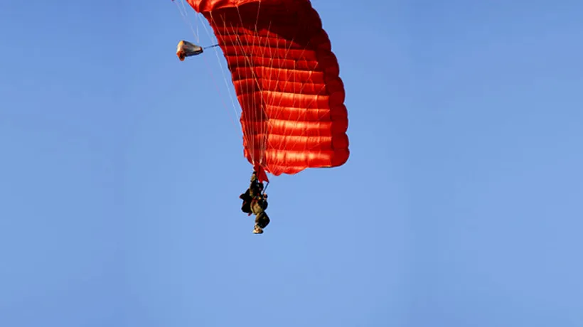 Spectacol cu cele mai bune parașutiste din România, în Parcul Izvor din Capitală