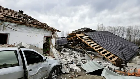 VIDEO | S-a prăbușit casa peste ei după ce a explodat centrala termică. Două persoane au murit