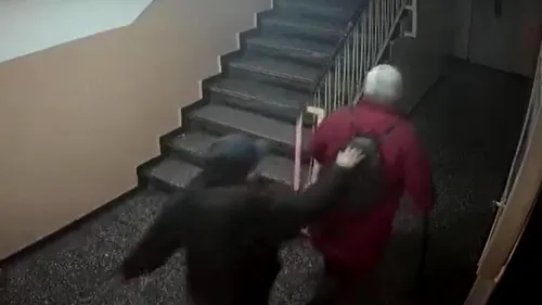 O bătrână din Capitală, la un pas să fie tâlhărită în scara blocului. Hoțul s-a dat bătut: „Ești a dracului...m-ai prins...” (VIDEO)