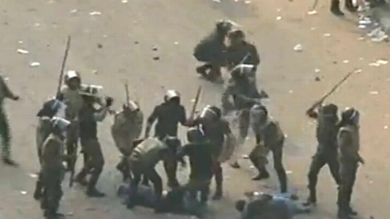 Bilanțul protestelor violente din Egipt este de cel puțin cinci morți și 370 de răniți