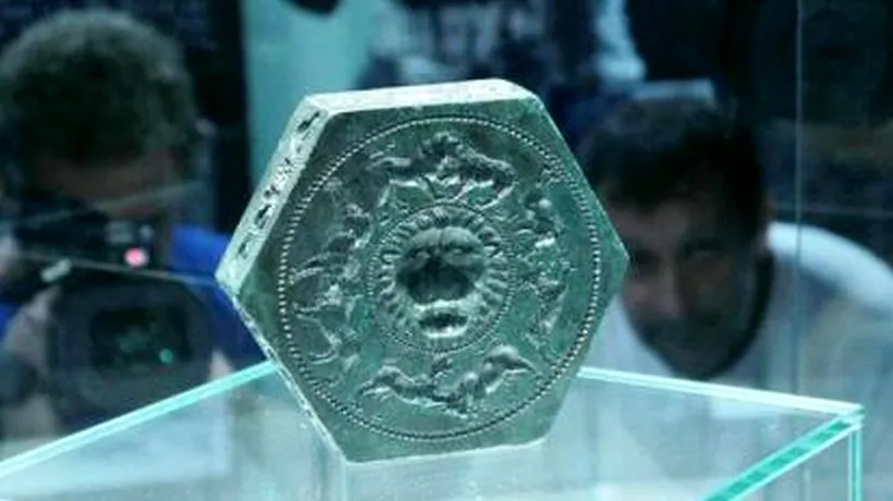 O matriță unică din bronz, folosită la confecționarea podoabelor dacice, expusă la muzeul din Deva