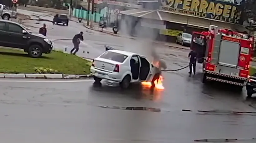 Un Logan a luat foc lângă un camion de pompieri, în Brazilia - VIDEO