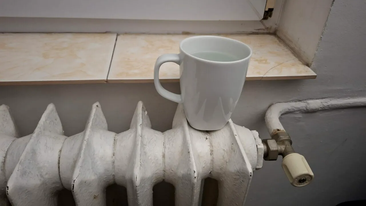 Soluții simple pentru o atmosferă plăcută în casă, pe timp de iarnă. De ce este util să pui o cană de apă pe calorifer