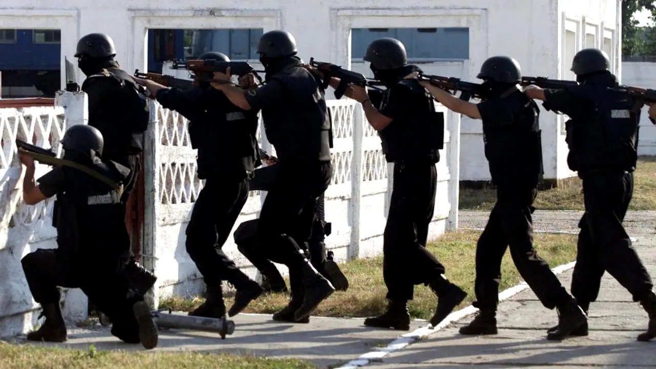 TREI SUSPECȚI de COVID-19 s-au luat la bătaie într-un centru de carantină din Pitești