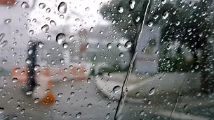 Cod galben de ploi în București și în patru județe. Prognoza meteo