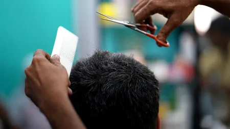 Cum au reușit doi hairstyliști bolnavi de Covid-19 să nu-și infecteze niciun client. Măsura care a prevenit formarea unui focar în salon