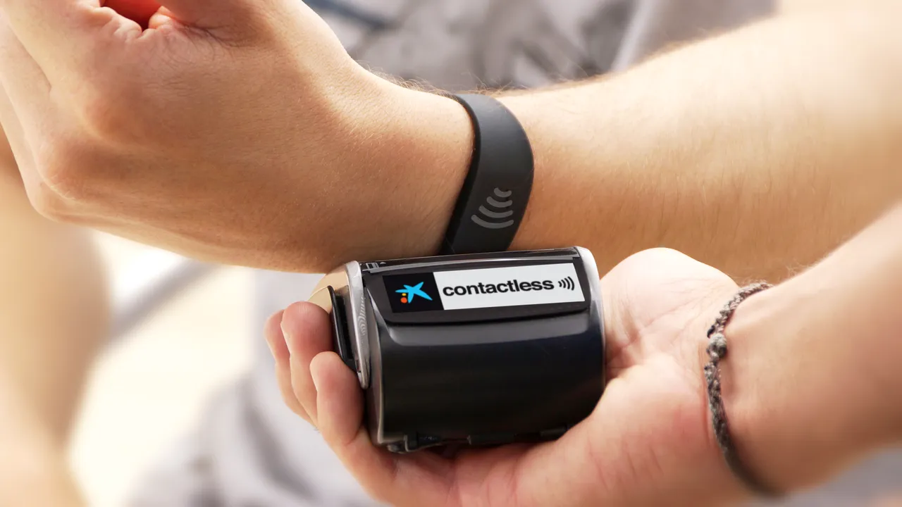 Premieră în România: o bancă îți dă voie să plătești cu brățara 