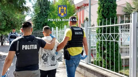Bătrână, descoperită MOARTĂ în propria-i casă. Poliția a reținut doi suspecți în cazul crimei