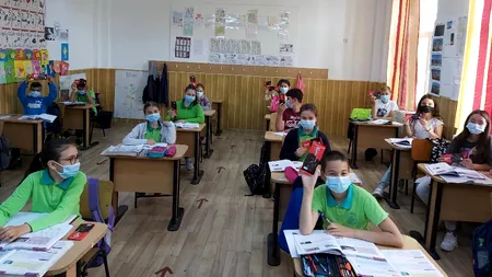 Elevii de la o şcoală din Galaţi, premiați cu ciocolată pentru că au lăsat clasa curată în timpul anului şcolar