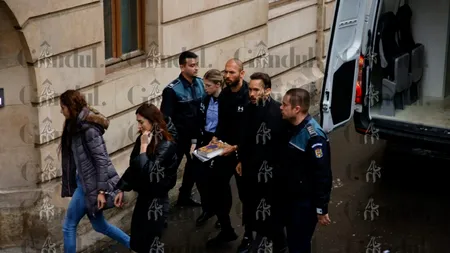 EXCLUSIVE PHOTO | The first images of the Tate brothers before entering the courtroom at the Bucharest Court of Appeal. The book Andrew Tate was holding when he came out of the police van