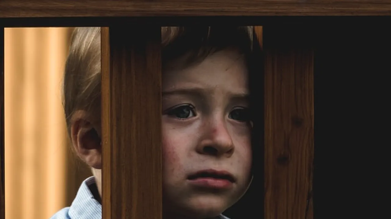 Protecția Copilului Râșnov a mers să ia un copil dintr-o familie fix în ziua în care era înmormântată mama adoptivă a micuțului