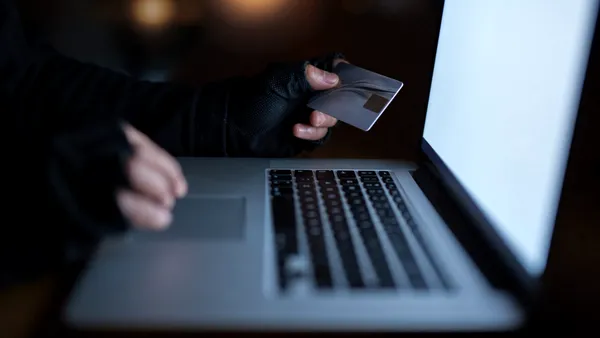 Ce este „escrocheria cu like-uri”: cum îți fură mii de euro prin Facebook și Instagram