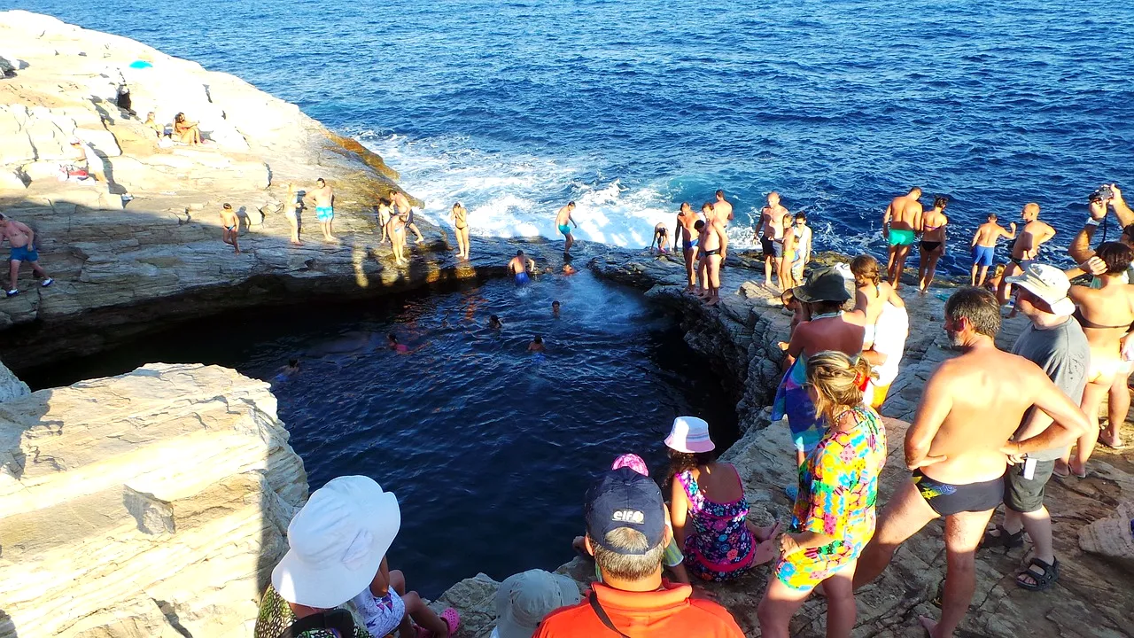 Un român a fost găsit MORT pe insula Thassos din Grecia