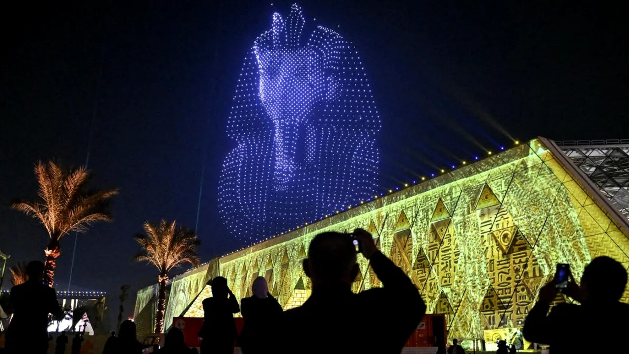 Antichitatea a întâlnit modernitatea pe cerul din Cairo. Sute de drone au compus chipuri de faraoni, zei­tăți și construcții-simbol ale Egiptului Antic. Un spectacol uriaș de artificii a încheiat ceremonia dedicată inaugurării celui mai mare Muzeu de Arheologie al lumii