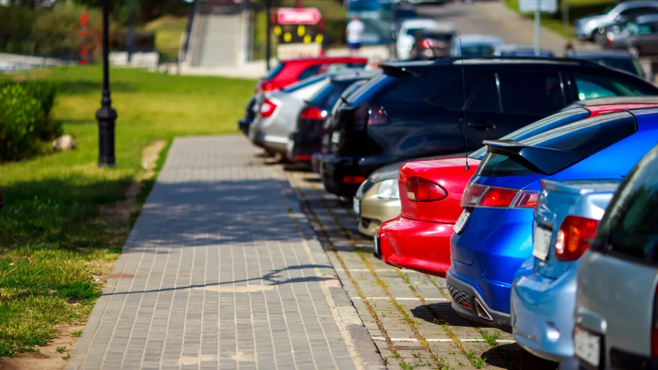 Un șofer din Cluj și-a lăsat mașina chiar în mijlocul străzii. ”Sper că a fost mai bună colinda decât parcarea„