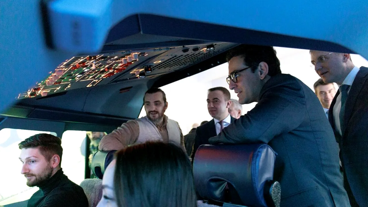 Stéphane Séjourné a testat cockpit-ul unui IAR 99 Șoim, la BUCUREȘTI/ Bogdan IVAN: 