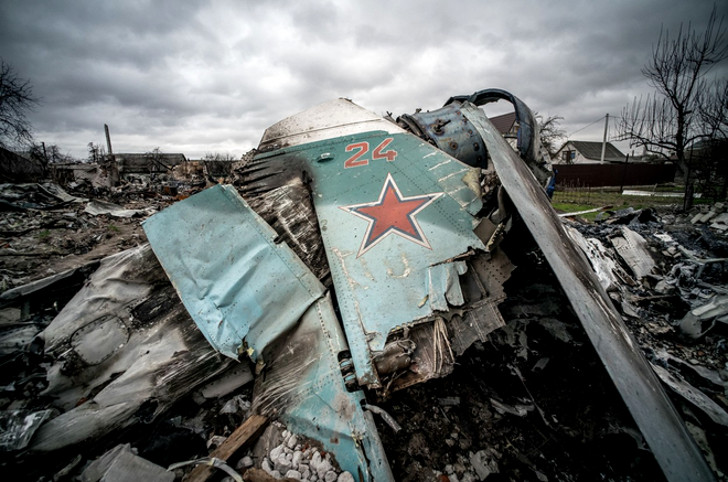 Un avion rusesc s-a prăbușit peste o casă din Cernihiv. Un trecător, ucis de pilotul care s-a catapultat