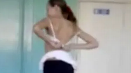 VIDEO. O elevă de 12 ani din Rusia, dată afară după ce a făcut striptease în școală