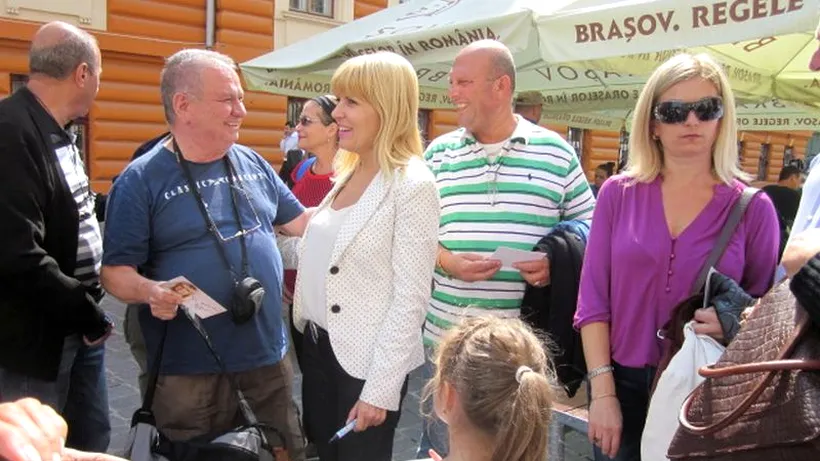Elena Udrea, prima descindere electorală la Brașov. Cum s-a ales cu o poșetă mov la outlet, plus un cârnat, mici și o halbă cu bere la Oktoberfest