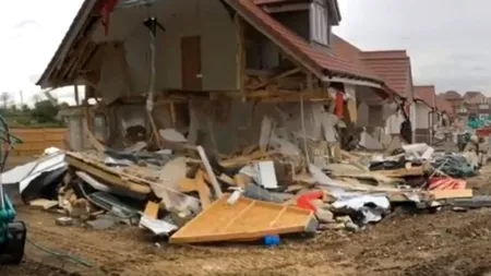 A DISTRUS cinci vile cu excavatorul pentru că nu a fost PLĂTIT LA TIMP