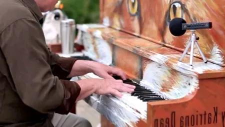 A pus un pian în mijlocul străzii, pentru a le face trecătorilor o bucurie. Acest bătrân care s-a așezat să cânte a dat cel mai frumos concert stradal