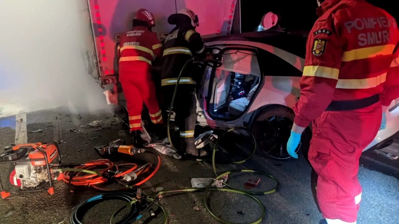 FOTO - Accident îngrozitor în Sibiu. Doi tineri și-au pierdut viața. Alţi doi sunt în stare gravă / Șoferul a pierdut controlul mașinii și a intrat într-un tir parcat pe marginea drumului