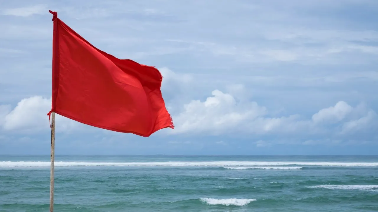 Trei bărbați au murit înecați luni pe litoralul românesc. Unul dintre ei era salvamar. Avertismentele salvatorilor