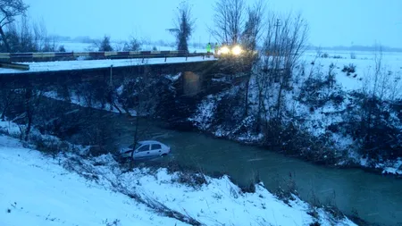 Un șofer băut a căzut cu mașina în râul Dâmbovița, în localitatea Brezoaele. Ce alcoolemie avea bărbatul