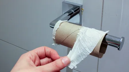 „Substanța ETERNĂ” din hârtia igienică. Pericolul ascuns din banalul produs de la toaletă