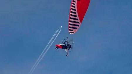 EI MERITĂ ROMÂNIA. Omul care a zburat cu paramotorul ca să parașuteze ajutoare deasupra României. Povestea incredibilă a polițistul Marian C. REPORTAJ VIDEO