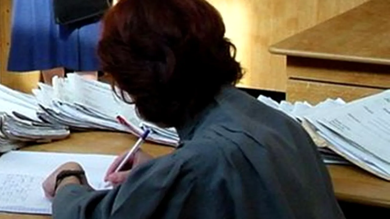 Ce SALARIU are un grefier în România. Suma la care poate ajunge dacă are studii superioare