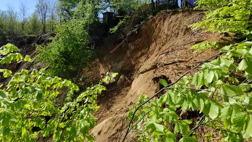 Oameni și case, în pericol după o alunecare de teren într-o comună din Prahova. Mai multe persoane au fost evacuate (FOTO-VIDEO)