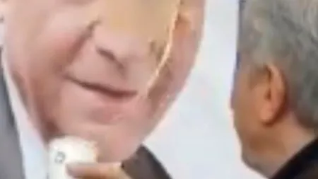 Ilie Năstase, după ce a aruncat cu cafea pe afișul lui Traian Băsescu: Mă fac cuminte, nu mai beau cafea, beau whiskey