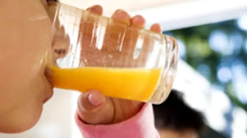O fetiță de 8 ani a ajuns la spital după ce a băut suc de portocale. Ce au găsit polițiștii în băutură