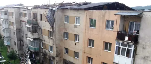 Ravagii în județul Gorj: Patru mașini distruse după ce acoperișul unui bloc din Târgu Cărbunești a fost luat de vânt - FOTO 