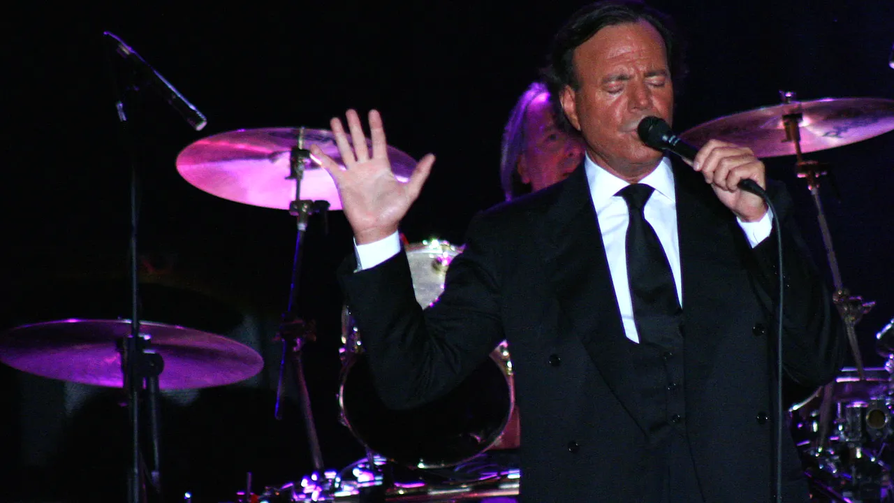 O balerină portugheză a avut o relație cu Julio Iglesias în urmă cu 42 de ani, iar acum l-a dat în judecată. Descoperirea făcută după un test ADN cu probe luate de pe un muc de țigară