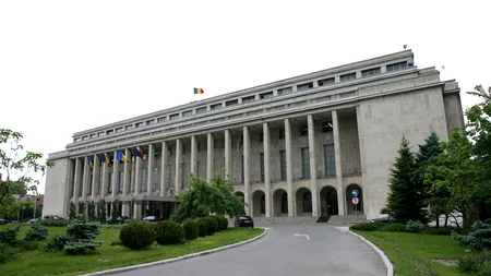 Un bărbat și-a dat foc în fața Guvernului