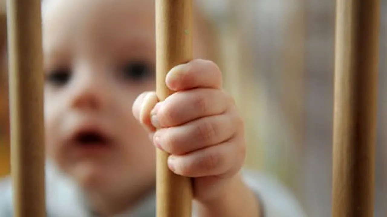 Copilă de nici doi ani, abandonată într-o clădire din Iași. Fetița era în grija unei persoane fără adăpost