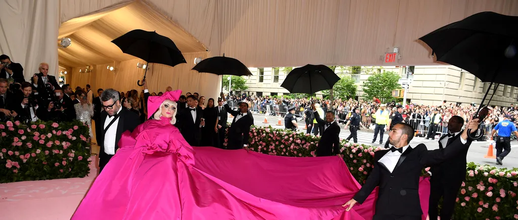 Lady Gaga a făcut senzație la Met Gala: Cum a reușit artista să schimbe patru ținute în doar 15 minute - VIDEO / FOTO