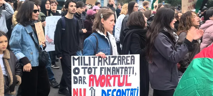 Sute de persoane au ieșit în stradă pentru marșul „Împreună pentru siguranța femeilor!”, organizat în București. Ce măsuri împotriva violenței au cerut organizatorii