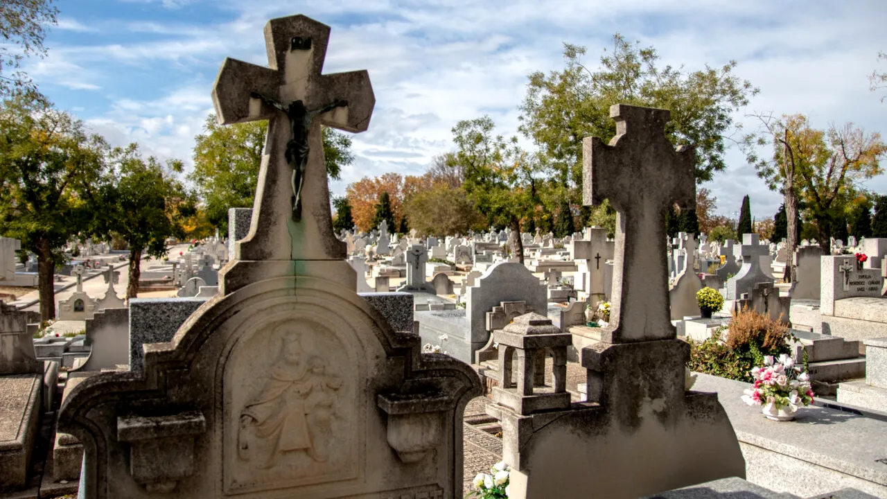 „Miss CIMITIR”, concursul prin care o Episcopie din România vrea să păstreze curățenia la morminte. Ce presupune