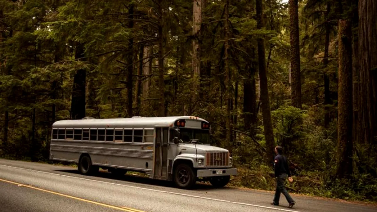 Un tânăr arhitect și-a făcut o locuință minunată din acest vechi autobuz școlar. „În momentul în care s-au deschis ușile, am rămas pur și simplu cu gura căscată