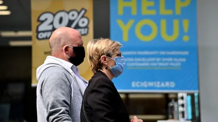 Regatul Unit ar putea recomanda în curând acoperirea feței în toate locurile publice. Amenzi prevăzute pentru nerespectarea măsurii