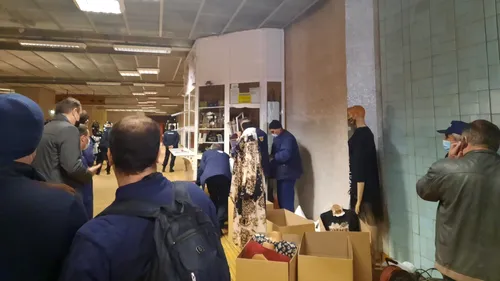 FOTO&VIDEO - Demolări cu scandal și acuzații la metrou. Comercianții scandează ”Hoții!”. Directorul Metrorex a venit cu ranga să deschidă un magazin