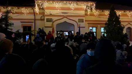 VIDEO | Revoltă la Bolintin Vale, în fața Primăriei. Oamenii cer ca romii să fie alungați din localitate, după ce un șofer de microbuz a fost omorât cu o cărămidă. La fața locului au fos trimiși polițiști, jandarmi și mascați de la SAS