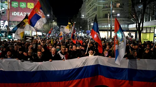 Belgrad: Mii de oameni au ieșit în stradă pentru a-l susține pe Vladimir Putin. „Mama Rusia va învinge” | FOTO, VIDEO