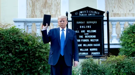 CRITICI. Donald Trump i-a supărat pe liderii religioși americani ținând Biblia în mână